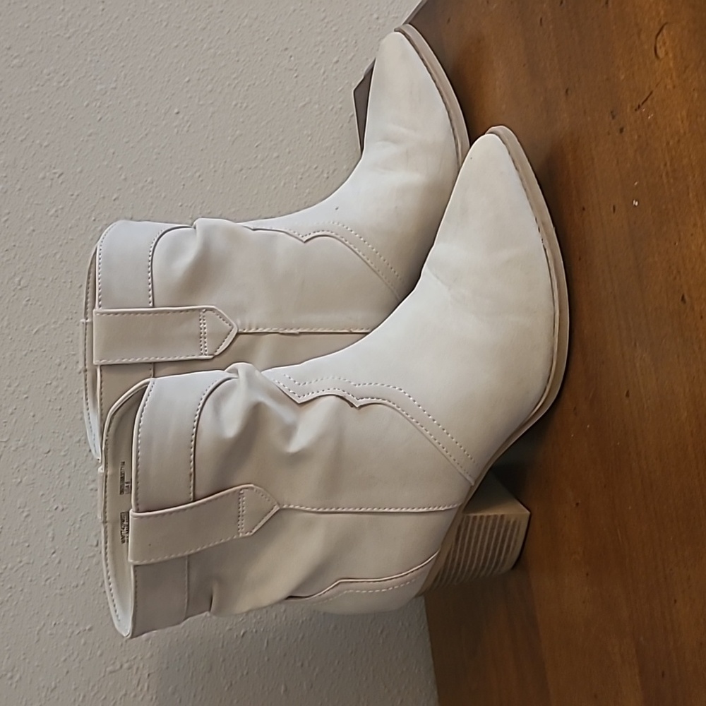 Womens size 6 Time and Tru Tan/Beige Boots